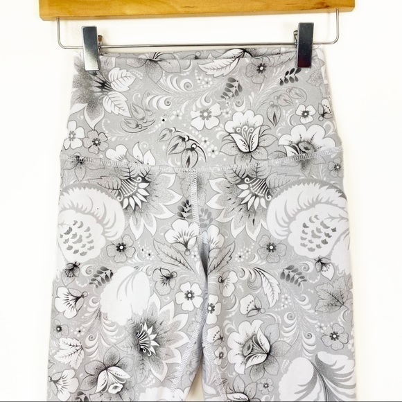 EVOLUTION AND CREATION High Waisted Hi Rise Cropped Leggings White Grey Floral M - Picture 3 of 9